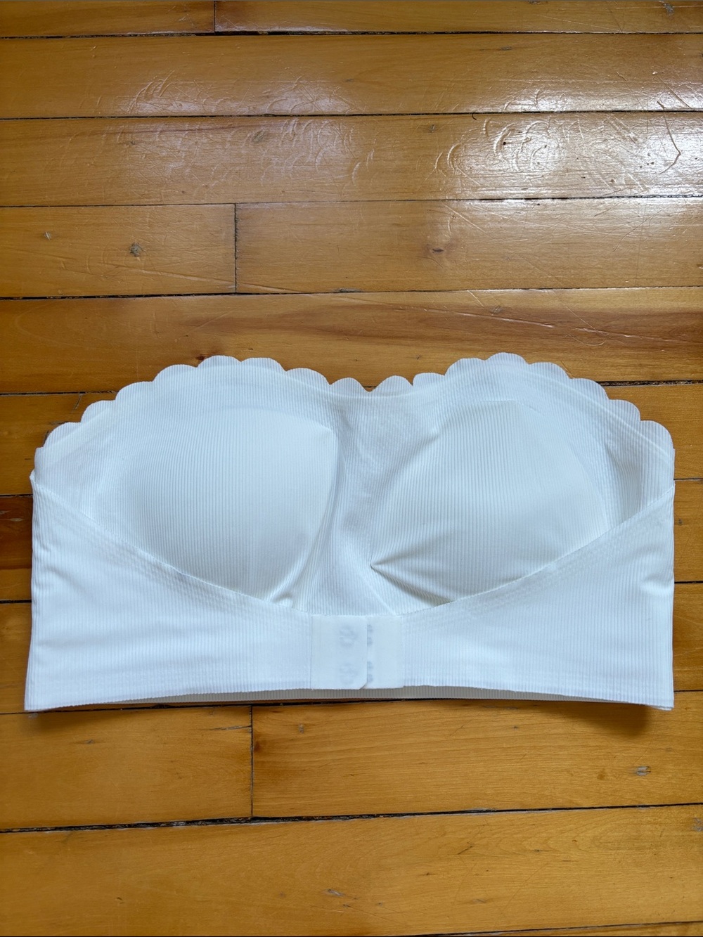 Scallop-Edge Strapless Bandeau Bra in White